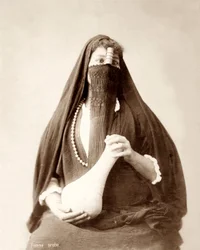 Pige med hovedbeklædning og krukke i hånden, ca.1867-98